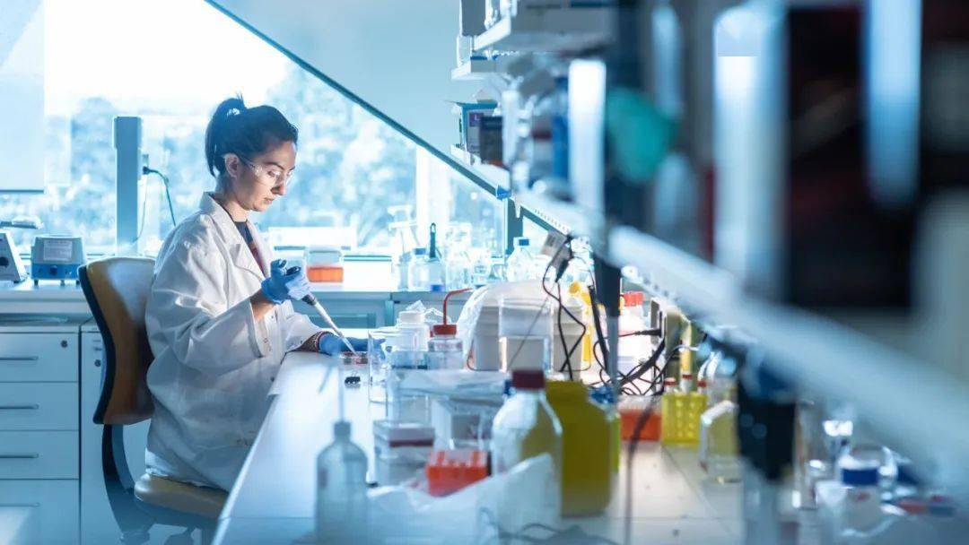 研究人员在生物实验室开展研究